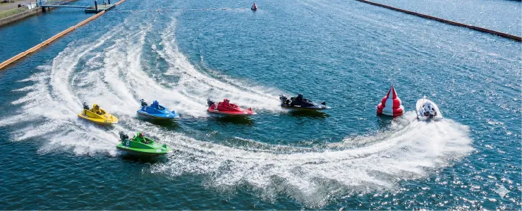 第1ターンマークに6艇が差しか掛かる写真